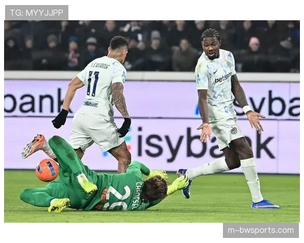 亚特兰大德容恩拖后保护防线 限制国米前锋接球转身空间